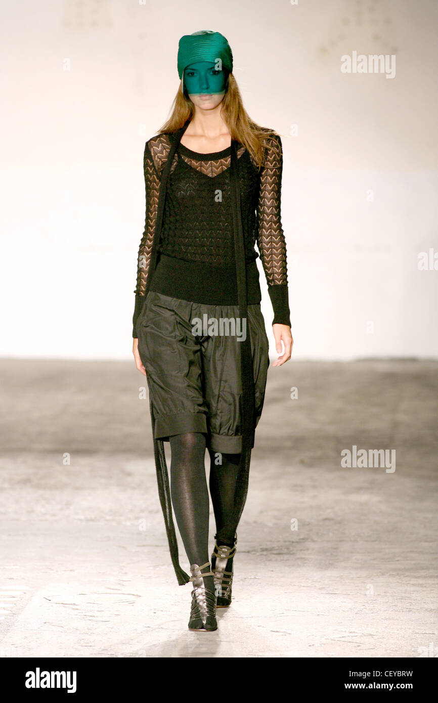 Veronique Branquinho Paris bereit, tragen Frühling Sommer Mesh oben versteckt Saum Knie Shorts, grünen Strumpfhosen und Trojan Sandalen, grün Stockfoto