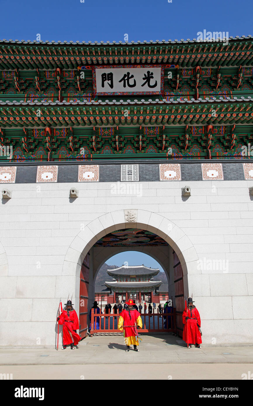 Soldaten im koreanischen Tracht changing of the Guard im Gyeongbok Palast in Seoul, Südkorea Stockfoto