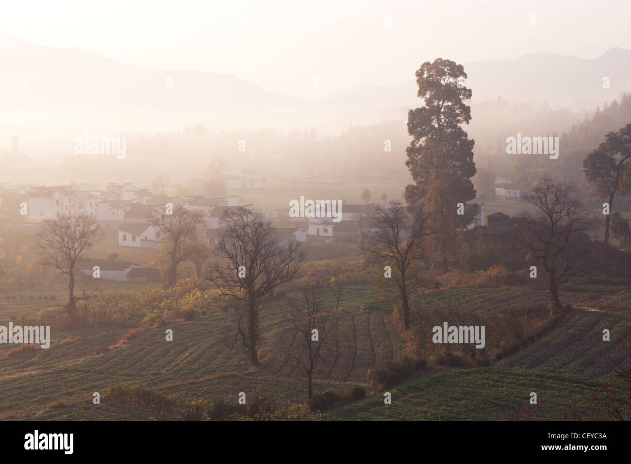 China, Tourismus, altmodische, Mann gemacht Struktur, Schutz, Day, The Villages, Farbbild, im Freien, Dorf, Wolke, Nebel, Himmel, Stockfoto