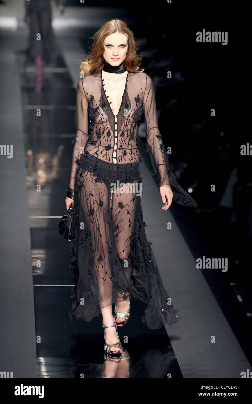 John Richmond Mailand bereit zu tragen Herbst Wintermodell tragen schwarze Knöchel-Länge durchschauen Kleid Stockfoto