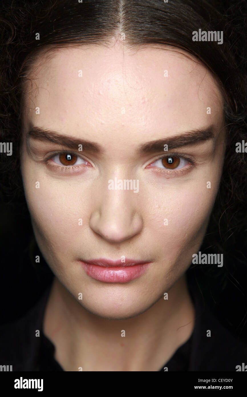 Alexander McQueen BACKSTAGE Paris bereit, tragen Herbst Wintermodell akzentuiert stark mit Bleistift Augenbrauen und weiche rosa Lippen Stockfoto