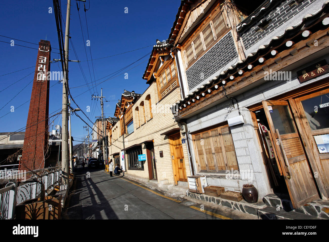 Traditionelle koreanische Street in der Bukchon Hanok Village in Seoul, Südkorea Stockfoto