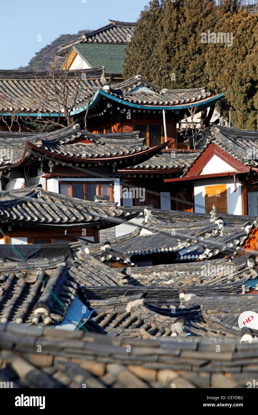 Dächer und Fliesen der traditionellen koreanischen Gehäuse in Bukchon Hanok Village in Seoul, Südkorea Stockfoto