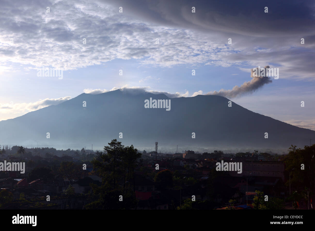 Bukittinggi und eine schwelende Mount Merapi. Bukittinggi, West-Sumatra, Sumatra, Indonesien, Süd-Ost-Asien, Asien Stockfoto