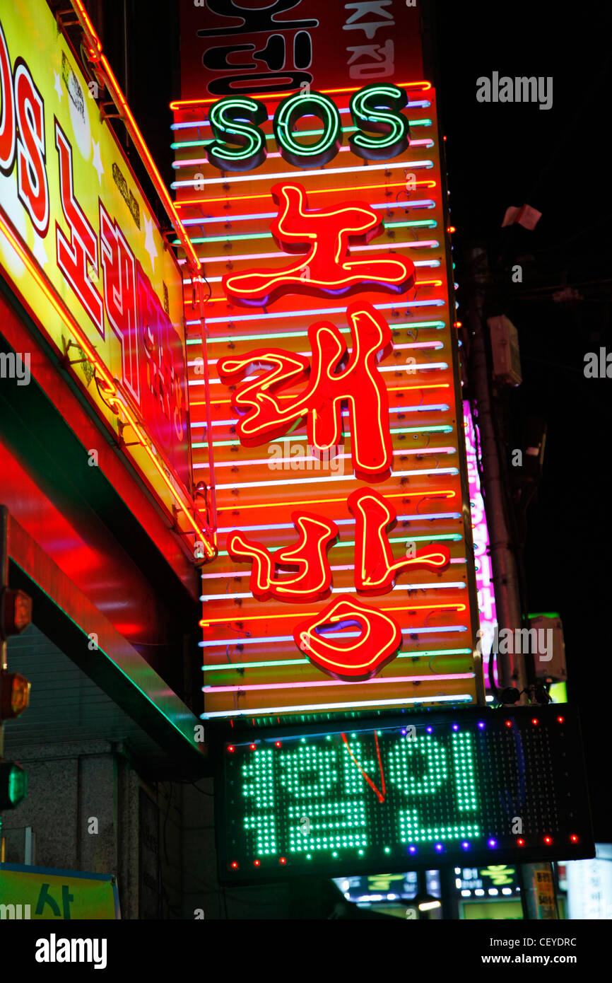 Leuchtreklamen und Werbung in der Nacht in Seoul, Südkorea Stockfoto
