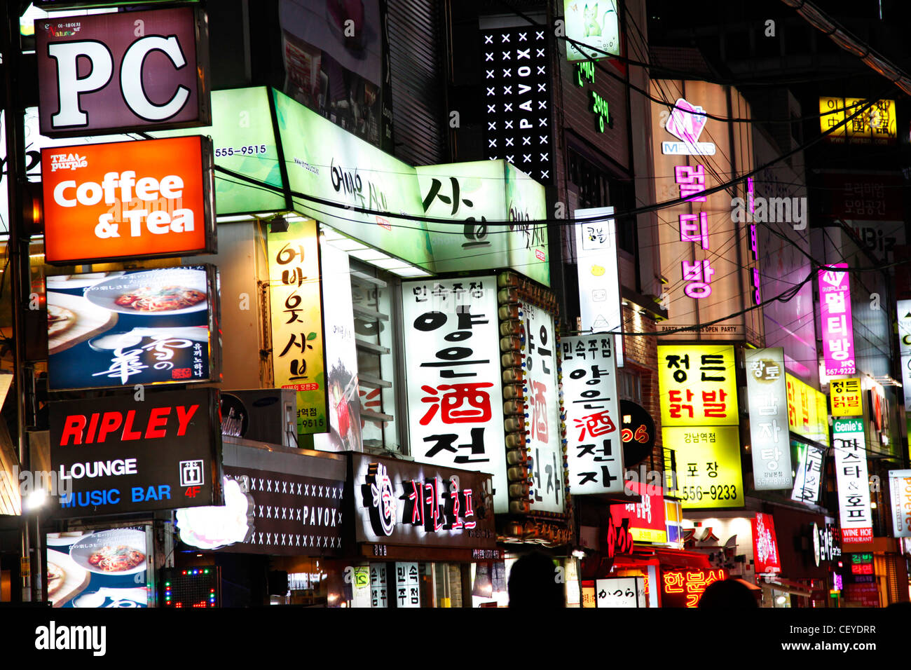Leuchtreklamen und Werbung in der Nacht in Seoul, Südkorea Stockfoto