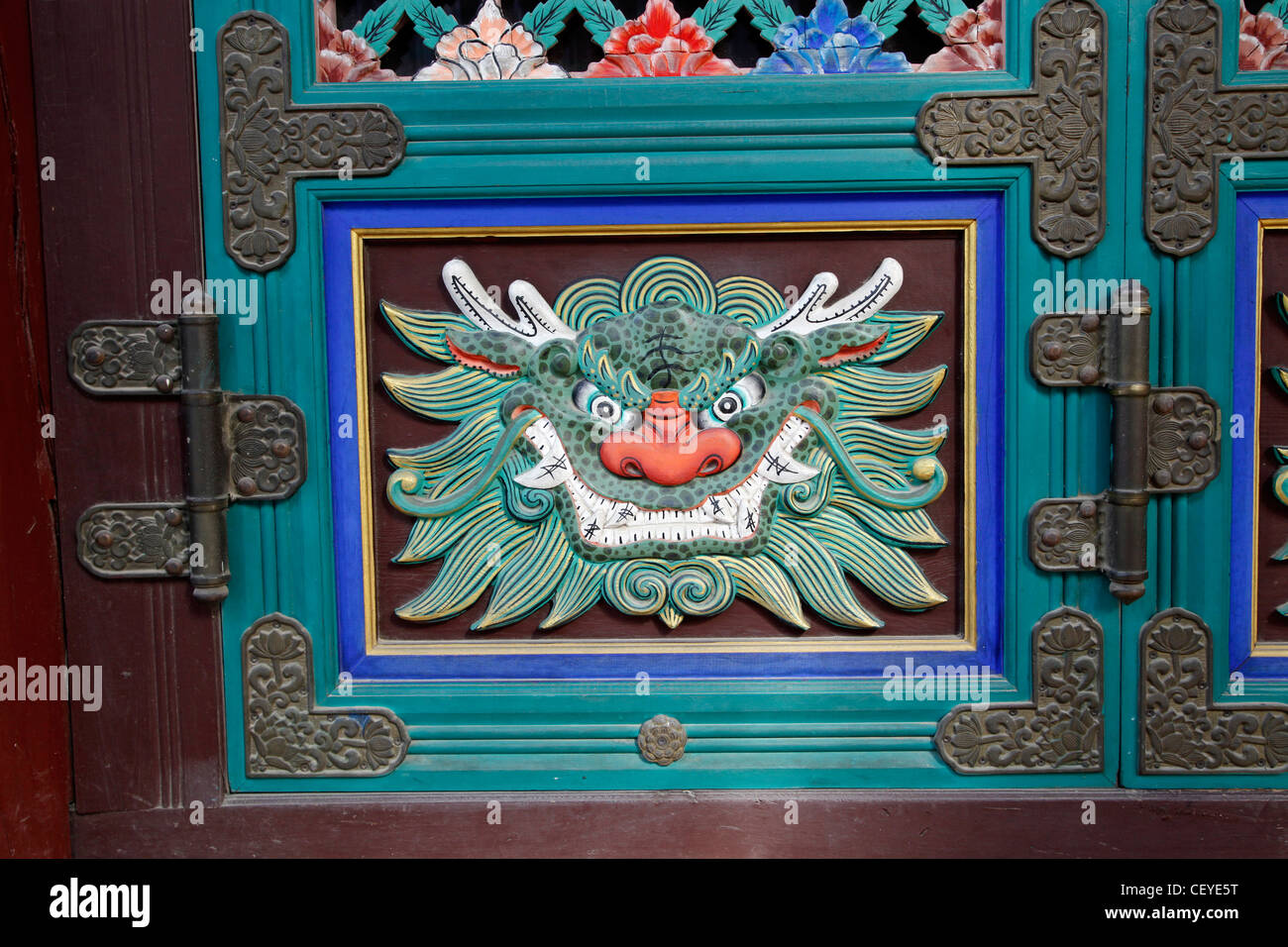 Groteske Maske und Gesicht Dekorationen in Bongeunsa buddhistischen Tempel in Seoul, Südkorea Stockfoto