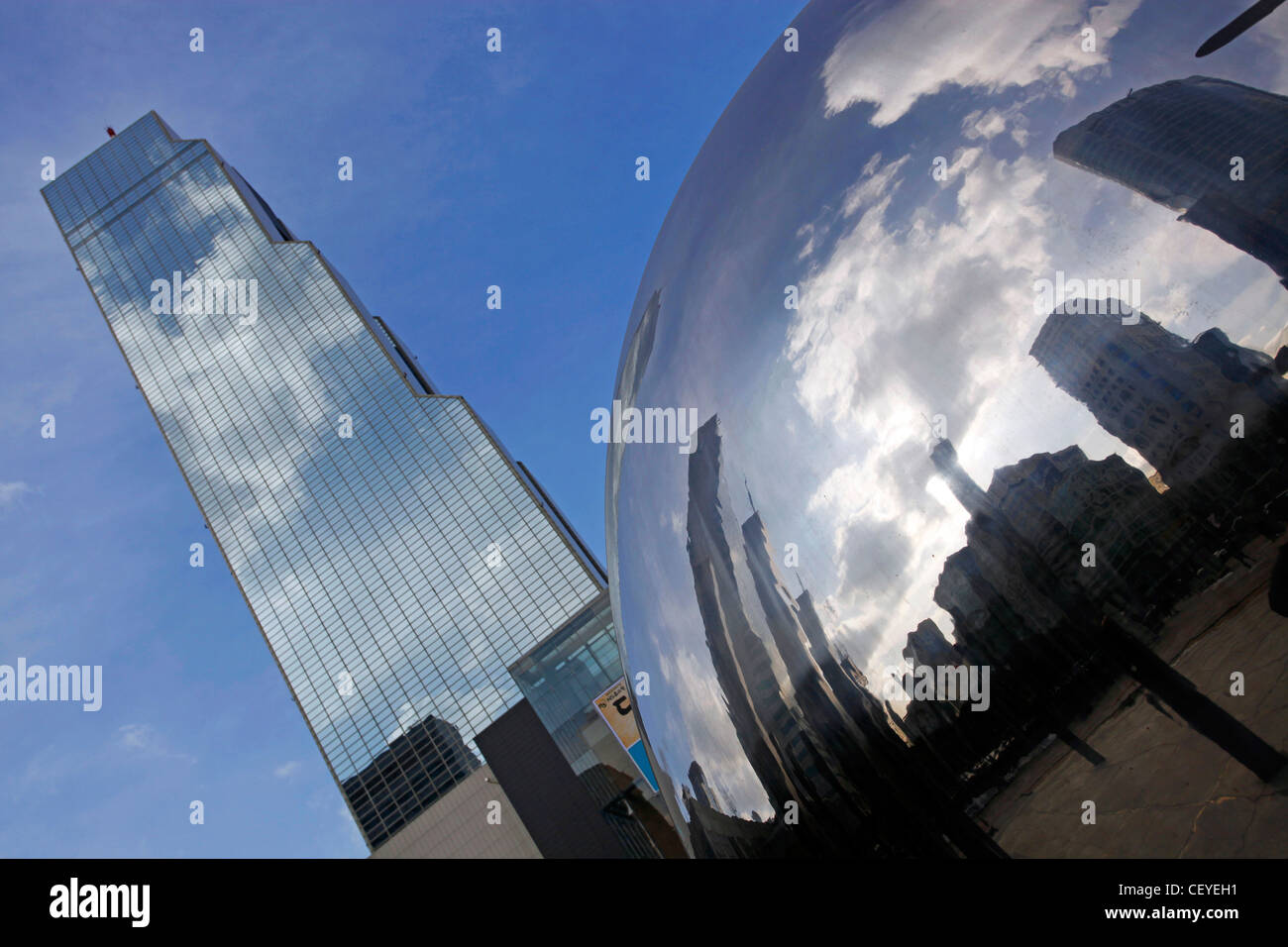 Handel mit Büro-Hochhaus mit Reflexion der Wolken und Himmel in den Fenstern und die G20-Seoul-Gipfel 2010-Statue, Seoul Stockfoto