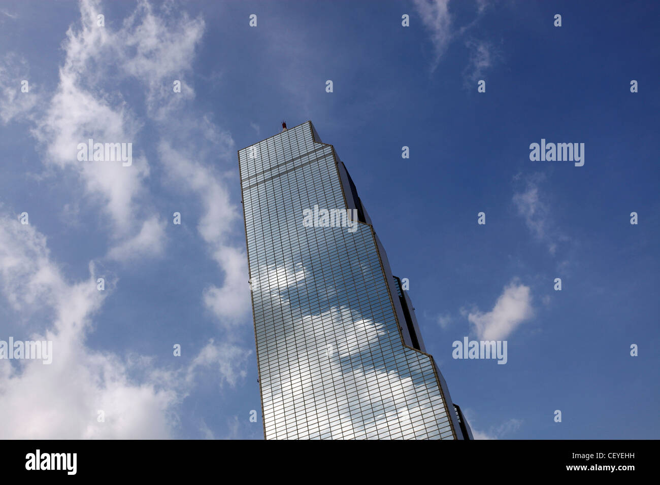 Handel mit Büro-Hochhaus mit Reflexion der Wolken und Himmel in den Fenstern in Seoul, Südkorea Stockfoto