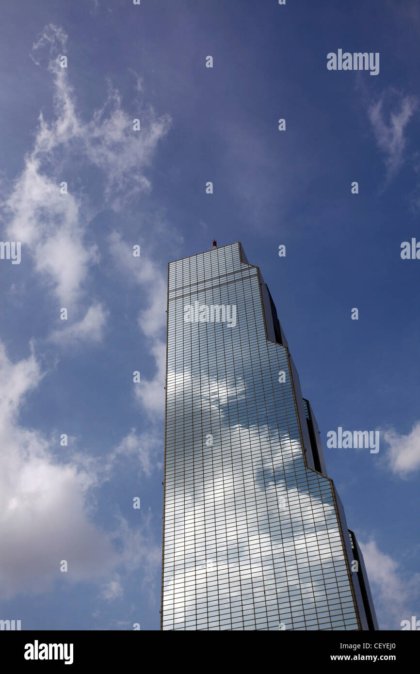 Handel mit Büro-Hochhaus mit Reflexion der Wolken und Himmel in den Fenstern in Seoul, Südkorea Stockfoto