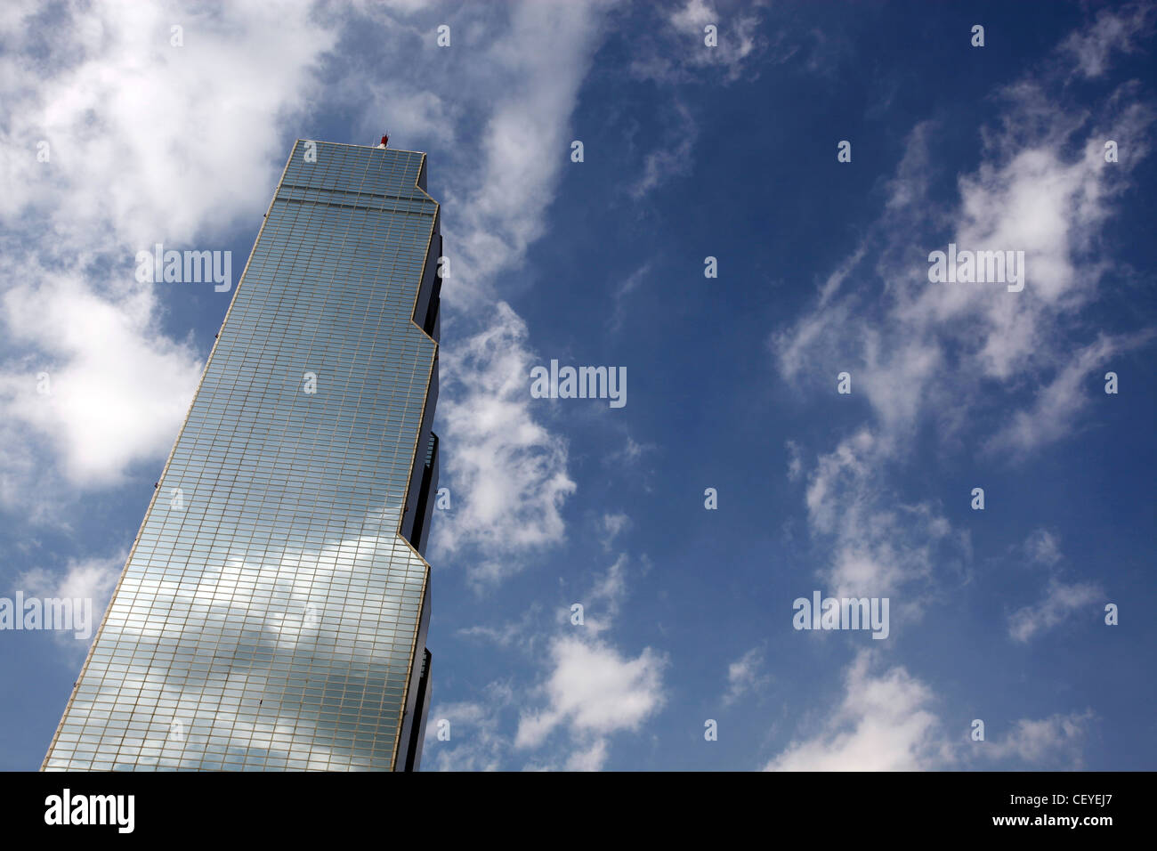 Handel mit Büro-Hochhaus mit Reflexion der Wolken und Himmel in den Fenstern in Seoul, Südkorea Stockfoto