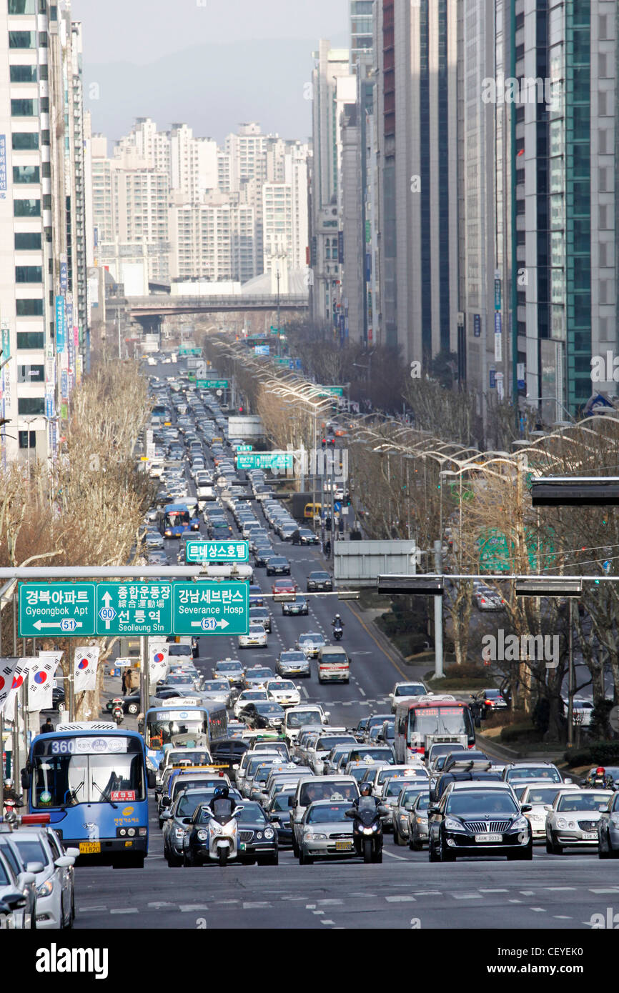 Straßenszene mit Verkehr in Seoul, Südkorea Stockfotografie Alamy