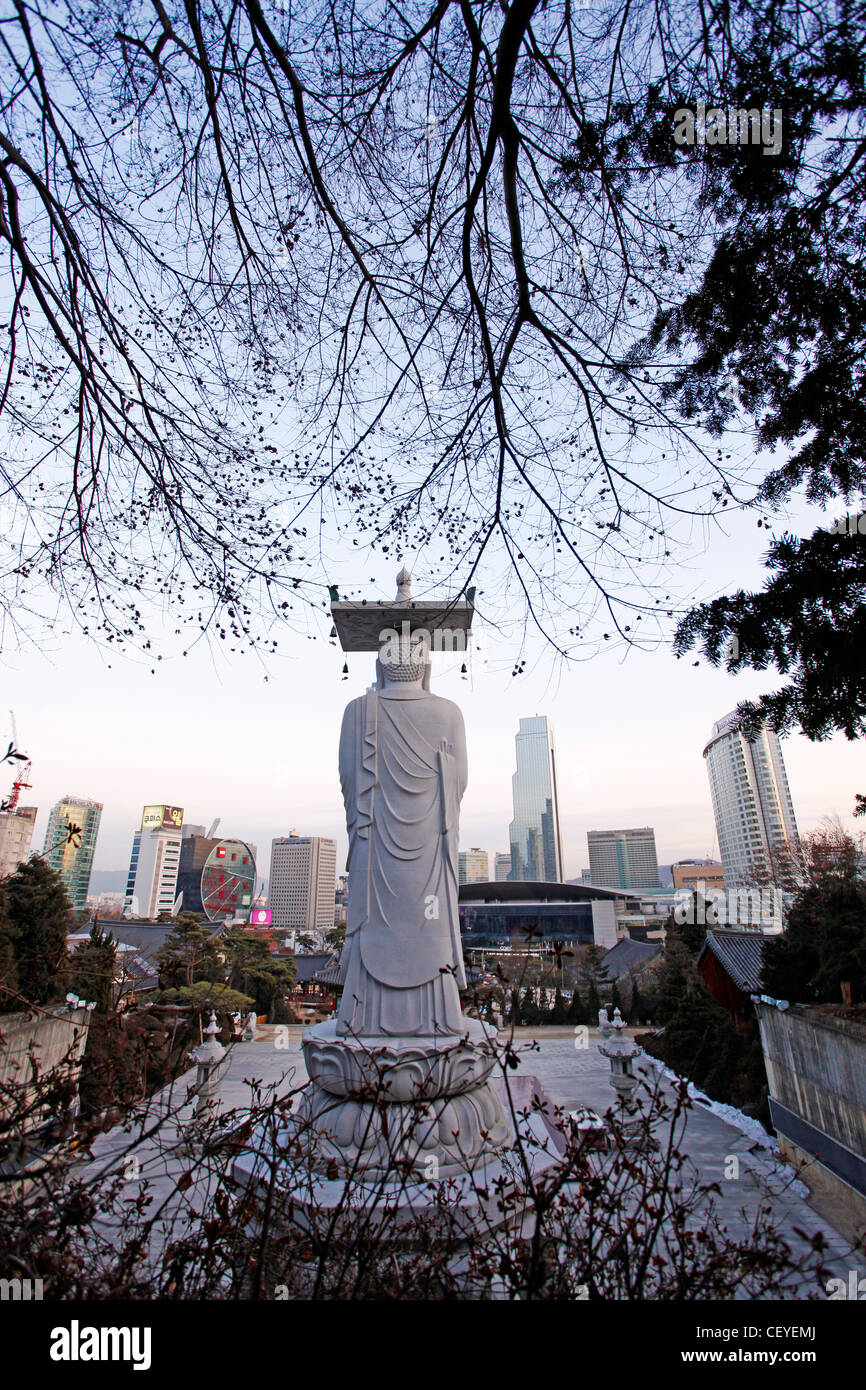 Mireukdaebul, Buddha der Zukunft Statue in Bongeunsa buddhistischen Tempel in Seoul, Südkorea Stockfoto