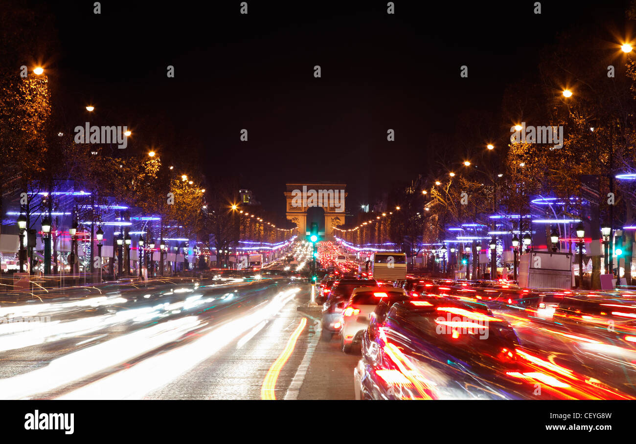 Dezember Beleuchtung und Ampeln auf der Avenue des Champs-Élysées in Paris, Europa. Stockfoto