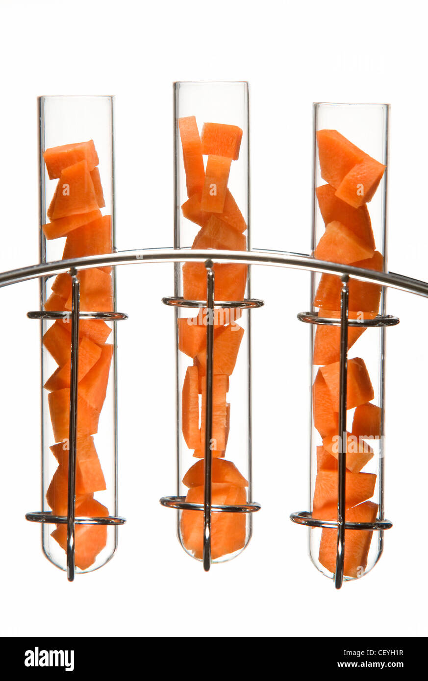 Orange Paprika in kleine Keile in Glasröhren Test in einem Chrom-Gestell geschnitten Stockfoto