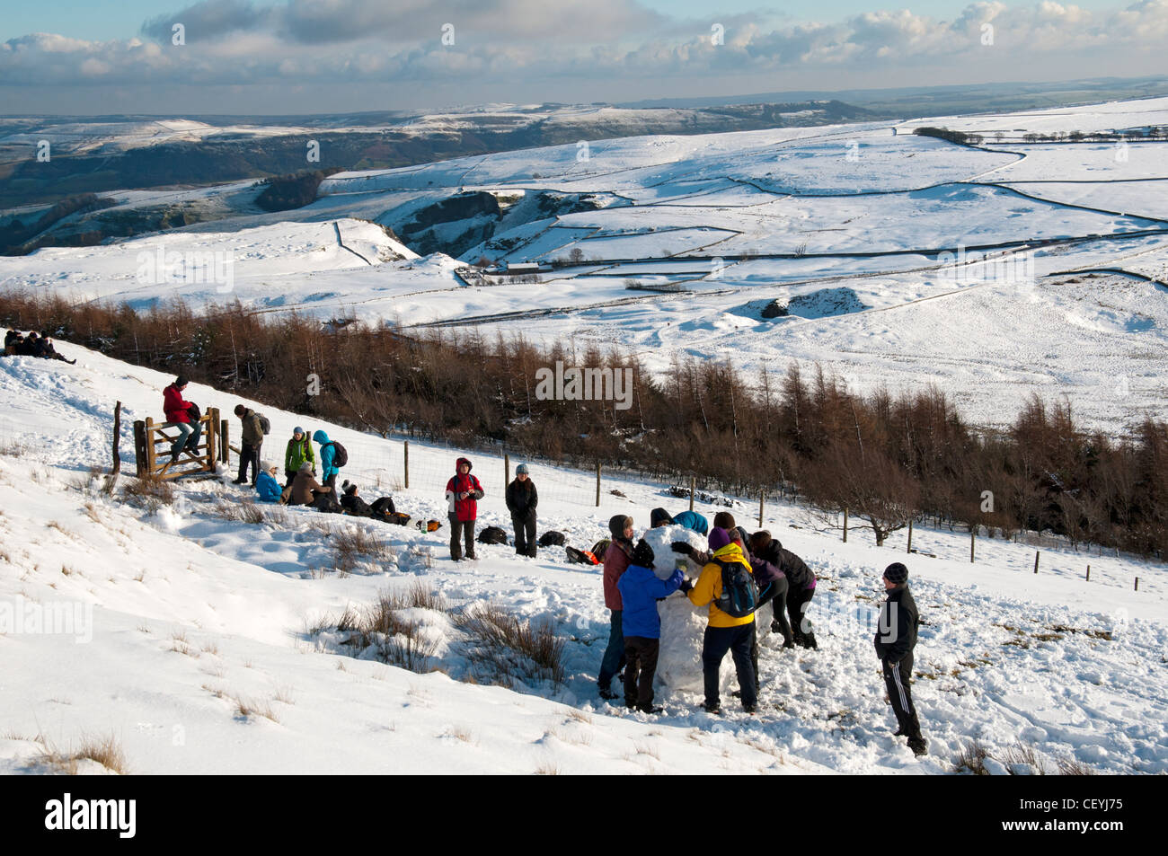 Eine Gruppe von Hügel Wanderer Pause, um einen Schneemann bauen am ...