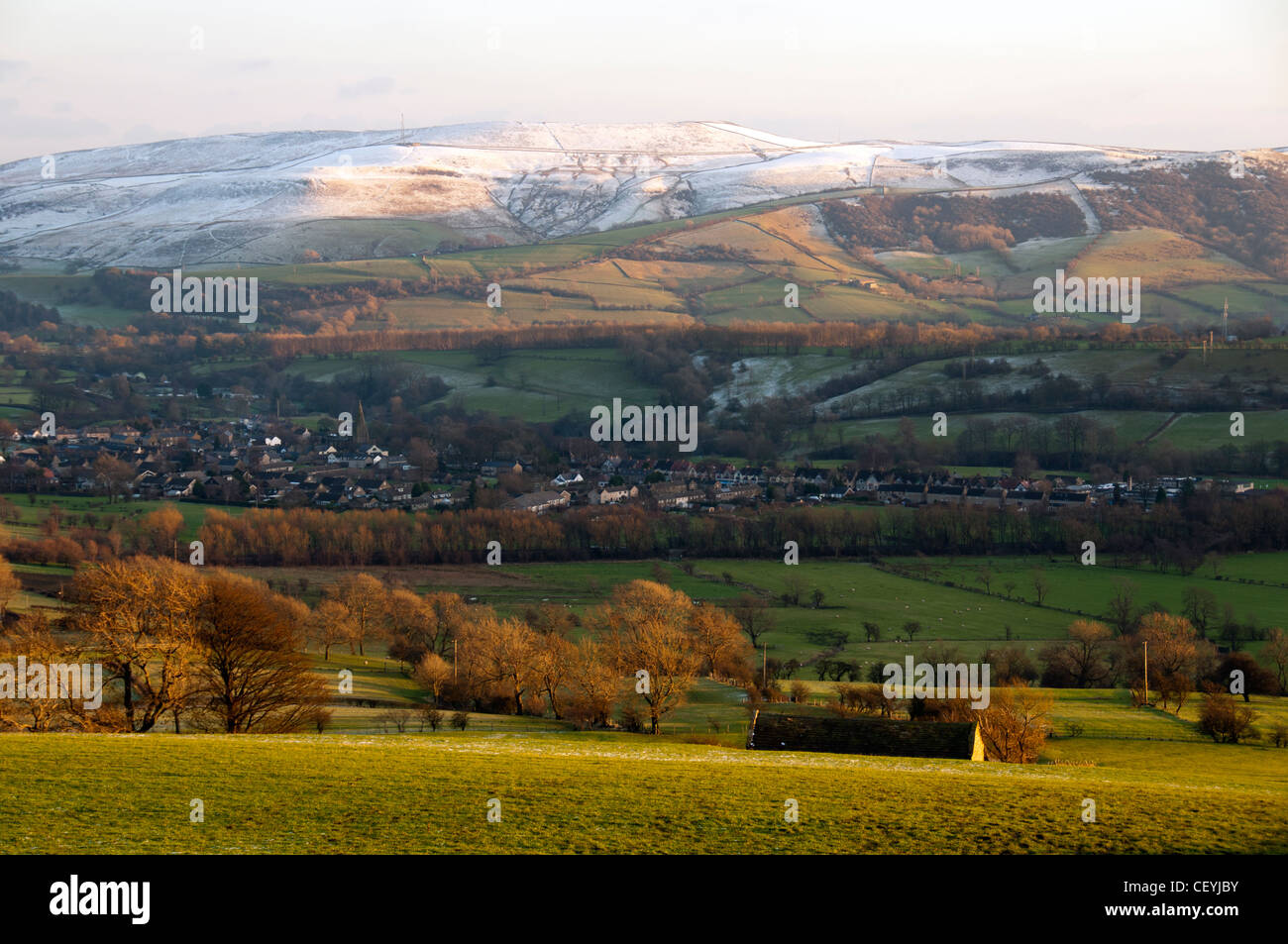 Hope Valley und das Village of Hope in Winter, Peak District, Derbyshire, England, UK. Stockfoto