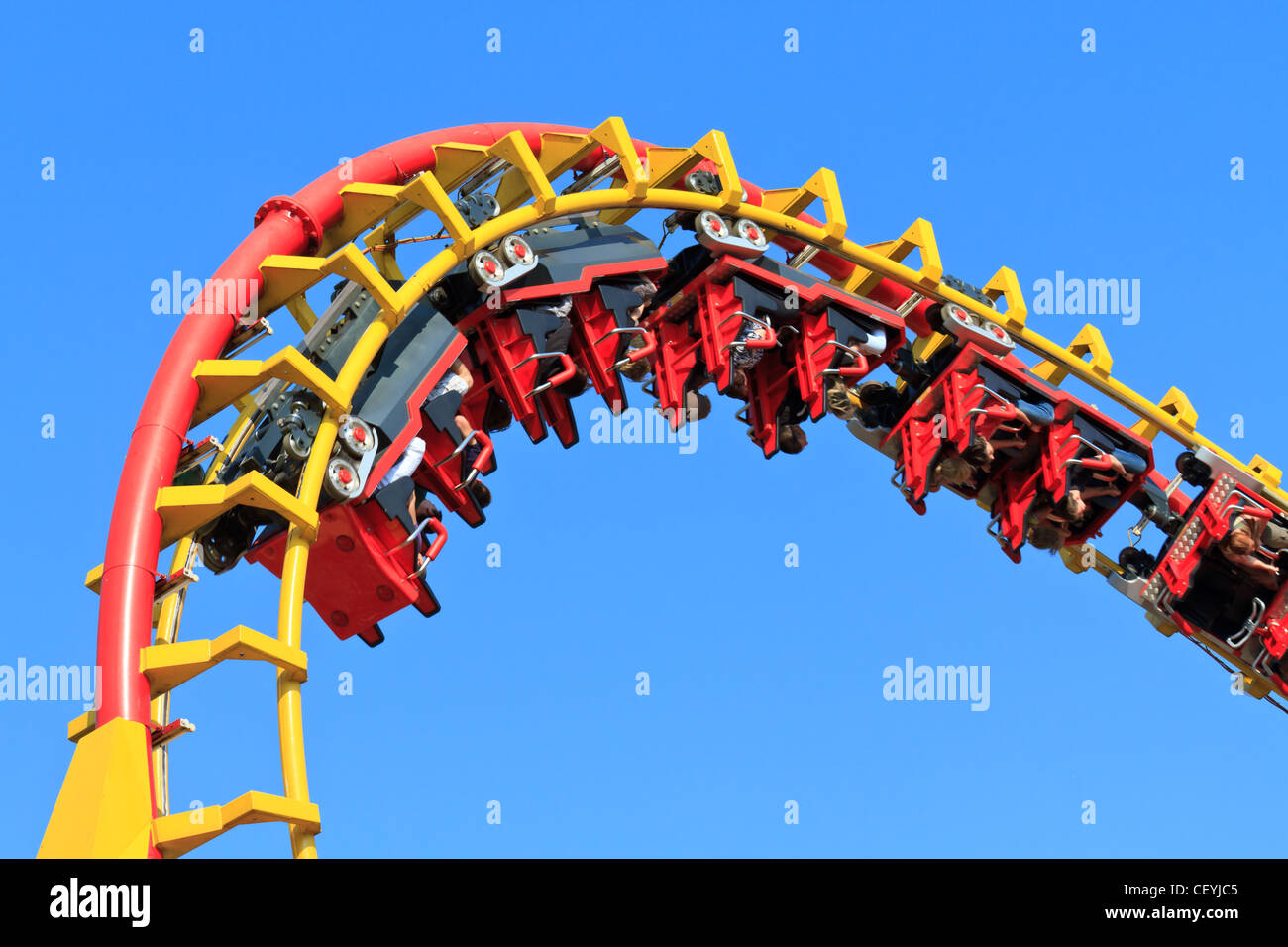 Rollercoaster Ride (gegen blauen Himmel) Stockfoto