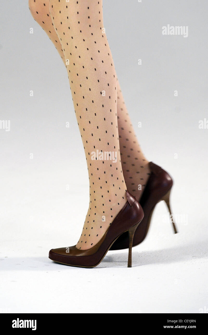 Behnaz Sarafpour New York bereit zu tragen Herbst Winter Nahaufnahme Bild von braunem Leder Stiletto Schuhe und gefleckte Strumpfhosen Stockfoto