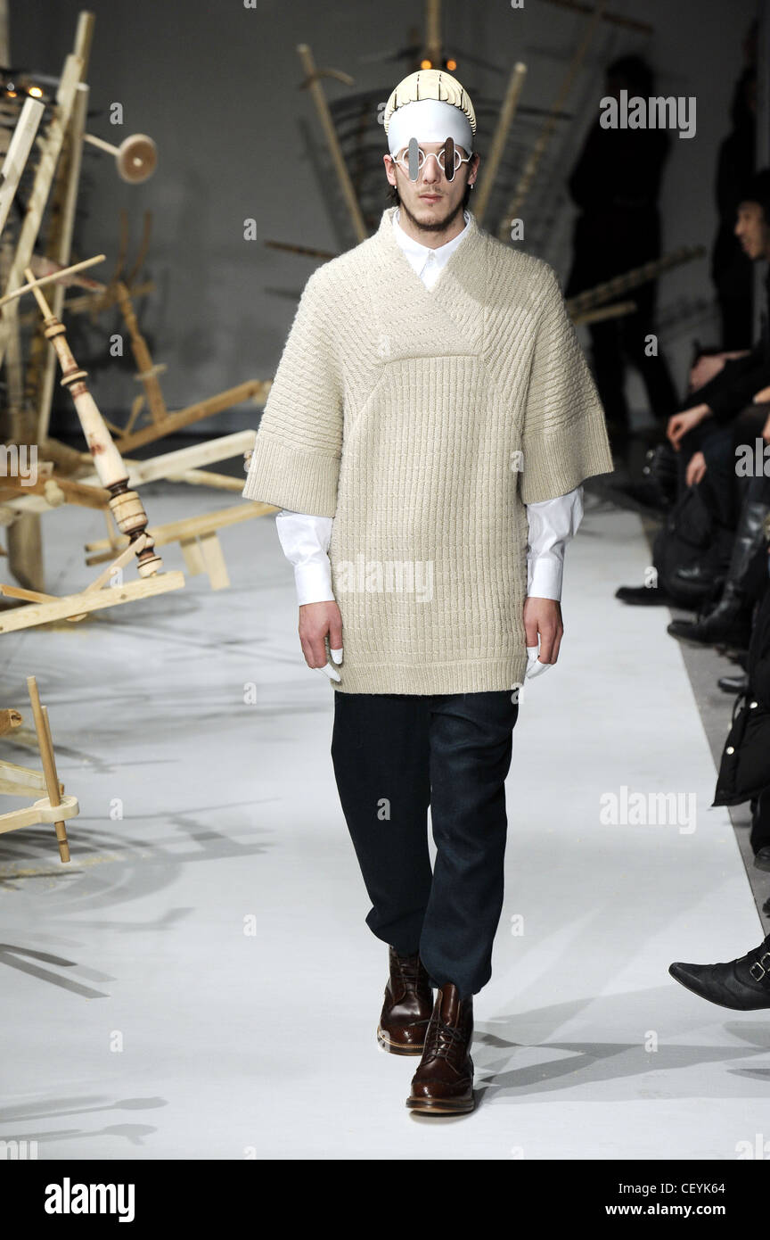 Henrik Vibskov Paris bereit zu tragen Menswear Herbst Winter White Shirt, beschnitten Beige Pullover Ärmel, schwarze Hose, braun Stockfoto