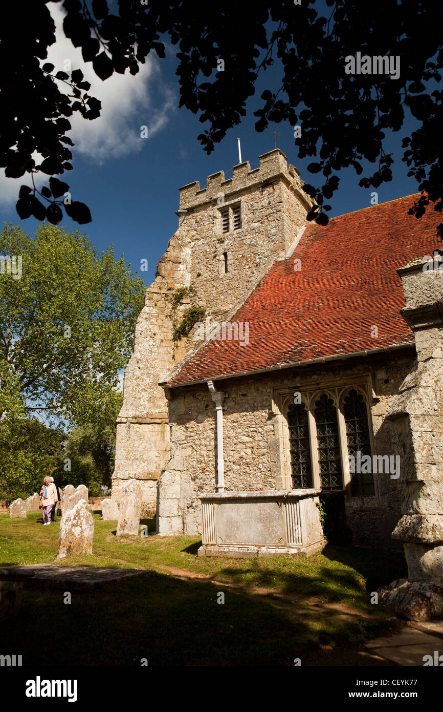 Großbritannien, England, Isle Of Wight, Arreton, Str. Georges Kirche Besucher im Kirchhof Stockfoto