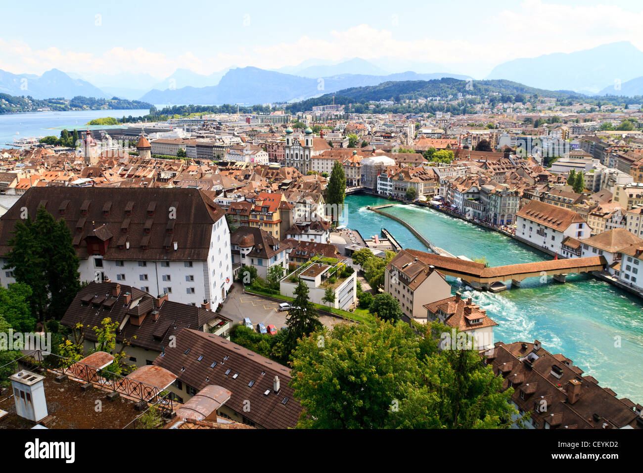 Blick auf die Stadt Luzern von Stadtmauern mit Fluss Reuss, Schweiz Stockfoto