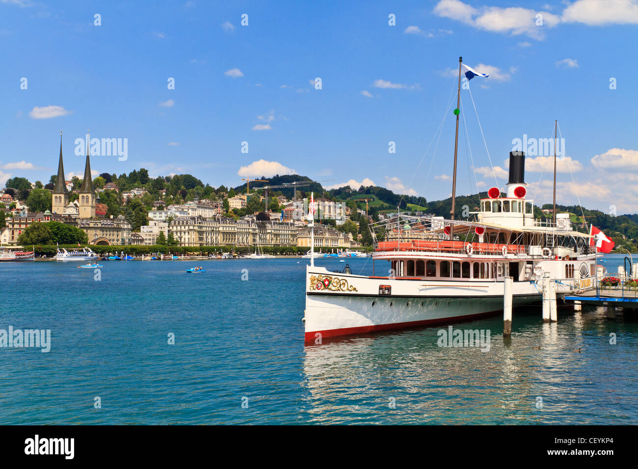 Blick auf die Stadt Luzern mit Dampfschiff, Schweiz Stockfoto
