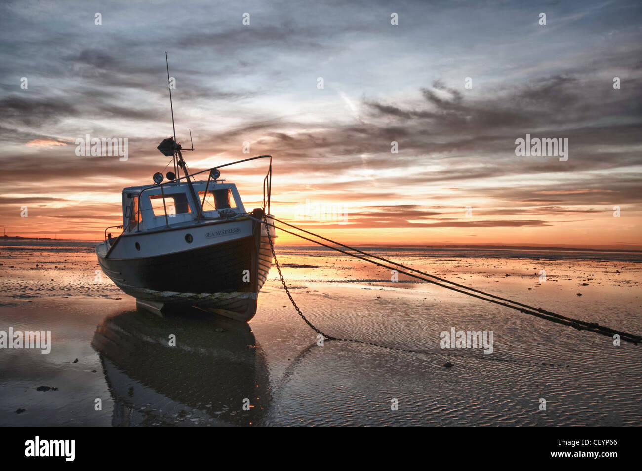 Ein Boot vor Anker bei 'Thorpe Bay' Essex bei Sonnenaufgang Stockfoto