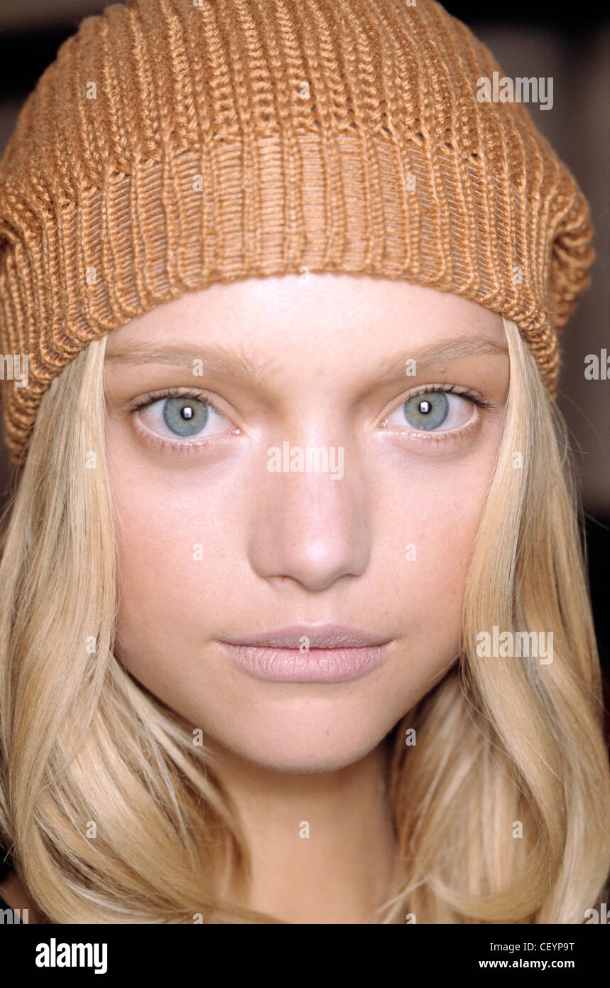 Burberry Backstage Mailand bereit zu tragen S S Kopf Schuss der australischen Gemma Ward braun häkeln Hut Model, ernsten und Stockfoto