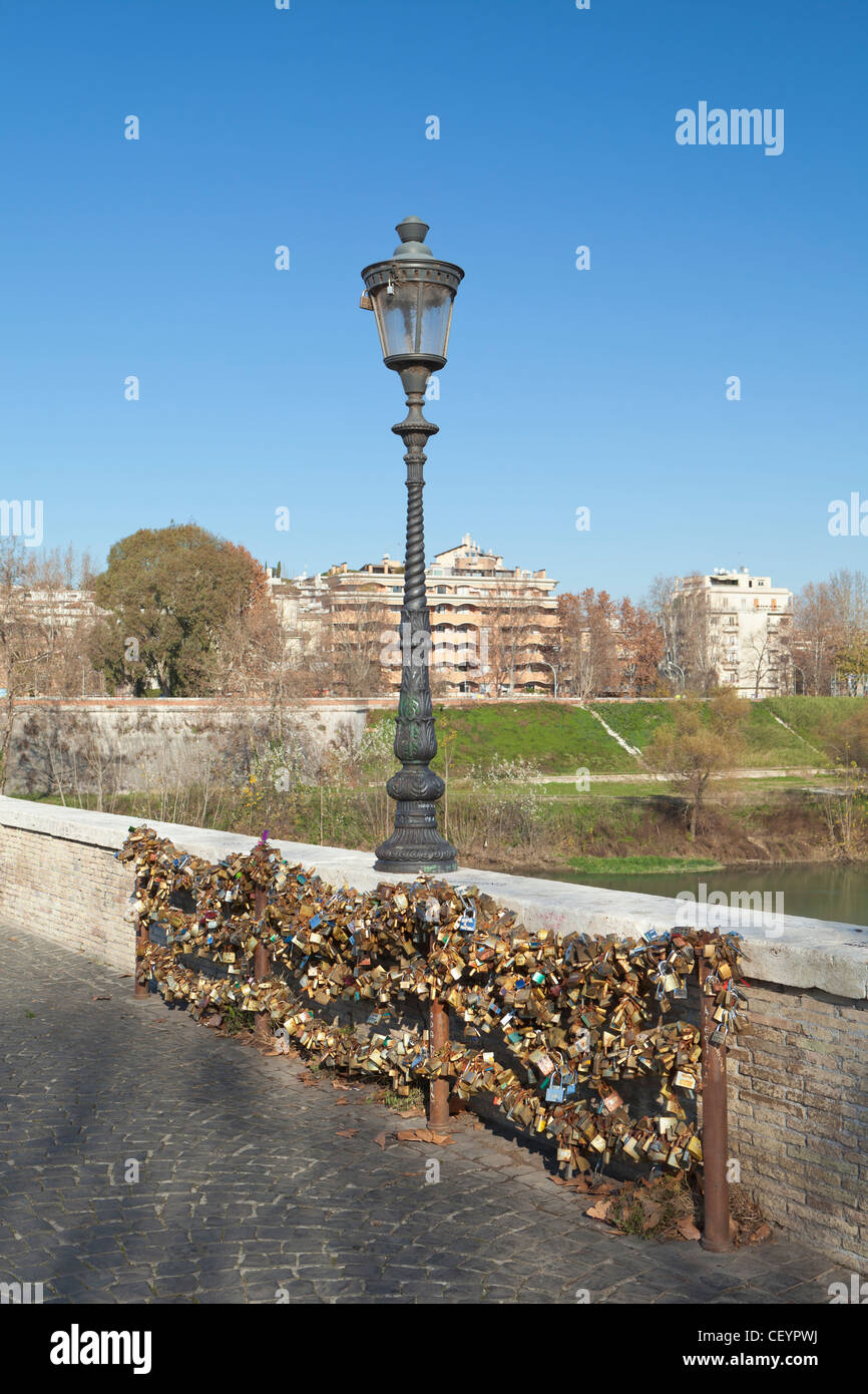 Liebesschlösser an der Milvischen Brücke in Rom, Italien Stockfoto