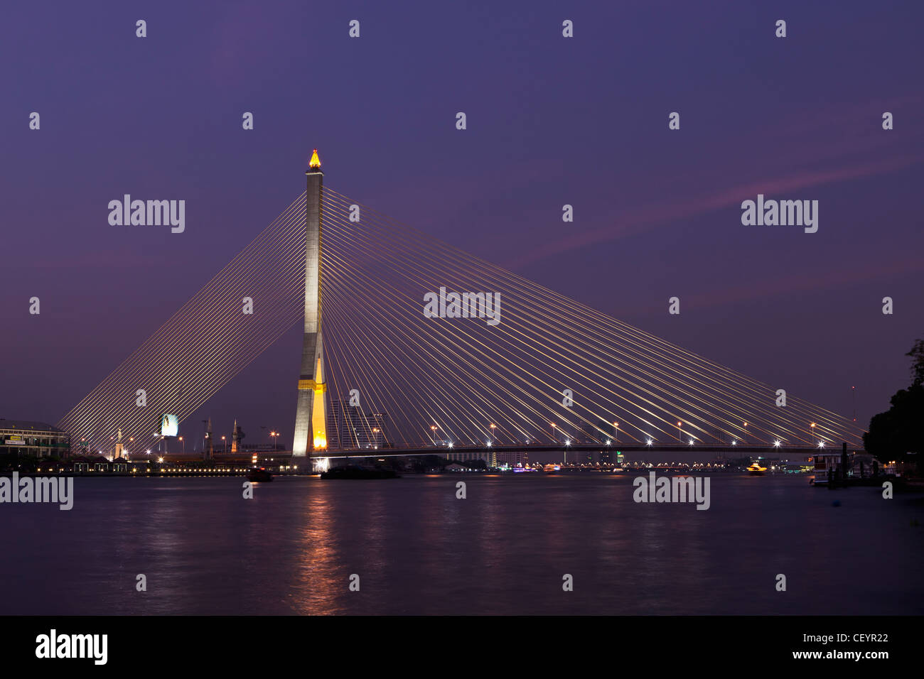 Die Rama-VIII-Brücke in Bangkok bei Nacht, Thailand Stockfoto