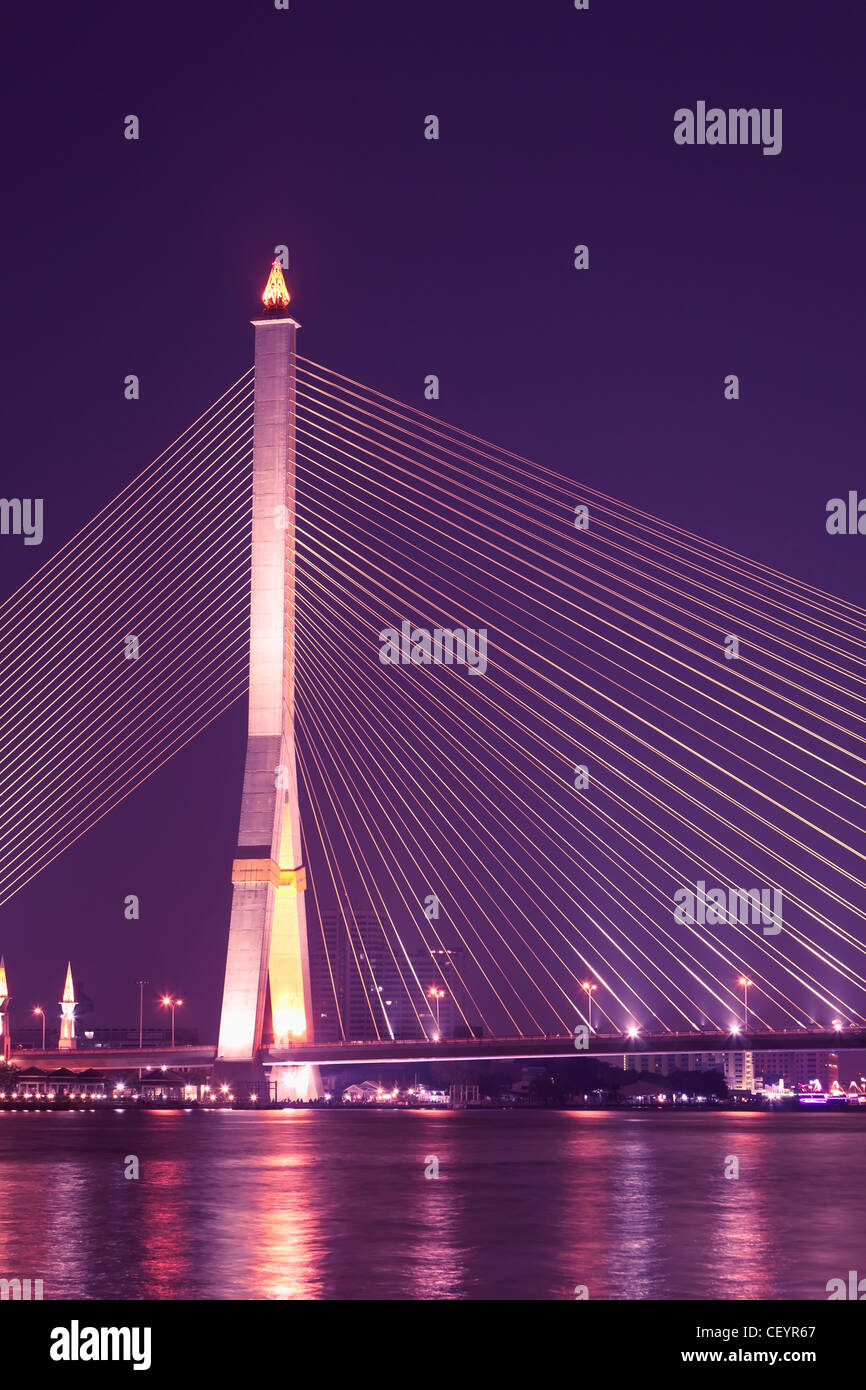 Die Rama-VIII-Brücke in Bangkok bei Nacht, Thailand Stockfoto