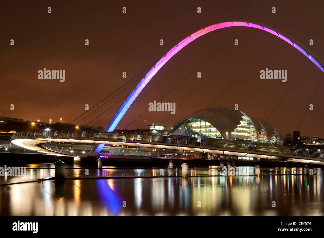 Gateshead Millennium Bridge und The Sage Concert Hall in der Nacht spiegelt sich in den Fluss Tyne Stockfoto