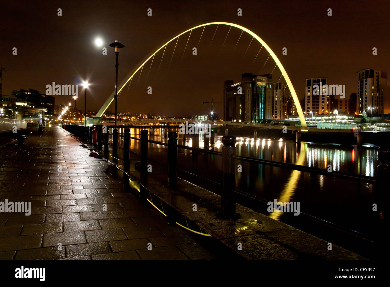 Gateshead Millennium Bridge und Baltic Centre for Contemporary Art spiegelt sich in den Fluss Tyne in der Nacht Stockfoto