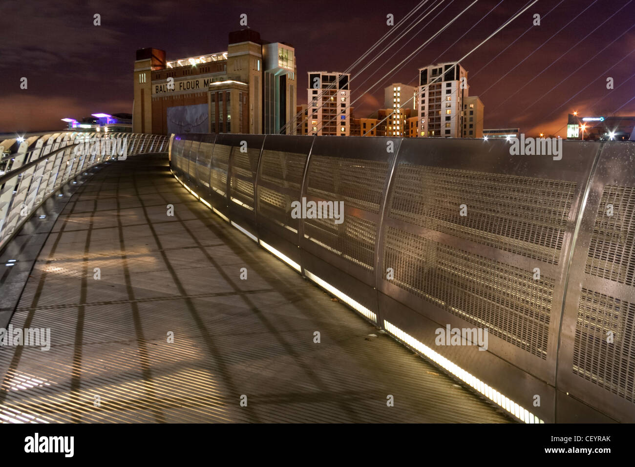 Gateshead Millennium Bridge & Baltic Centre for Contemporary Art Stockfoto