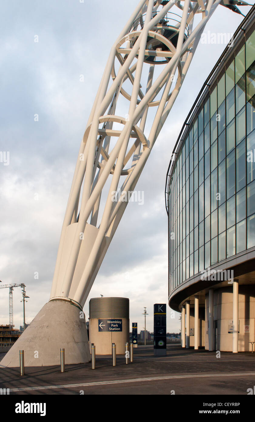 Sockel des Bogens über Wembley-Stadion. Austragungsort der Olympischen Spiele 2012 London und Heimat der englischen Fußball-Nationalmannschaft. Stockfoto