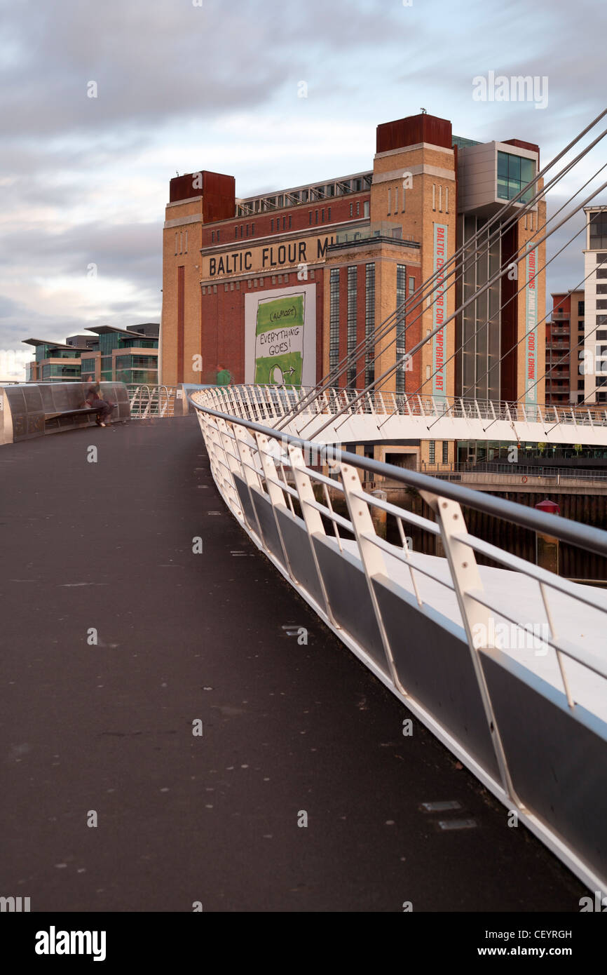 Gateshead Millennium Bridge & Baltic Centre for Contemporary Art Stockfoto