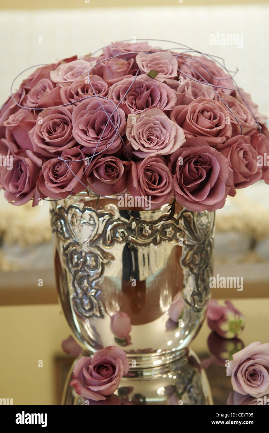Silber Vase mit altrosa rosa Rosen und Draht Stockfoto