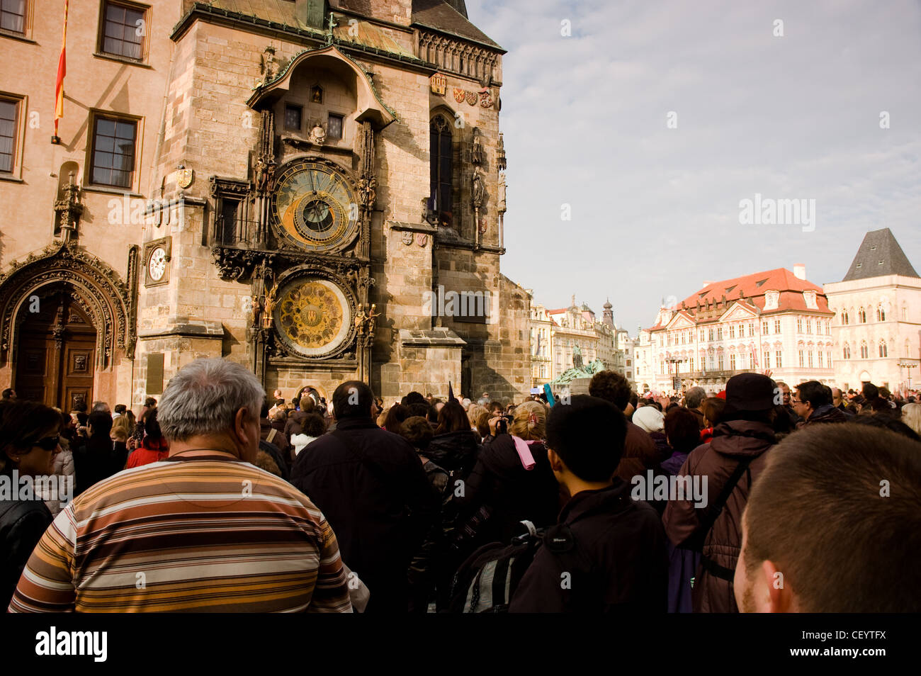 Leute beobachten die astronomische Uhr am alten Rathaus in Prag Stockfoto