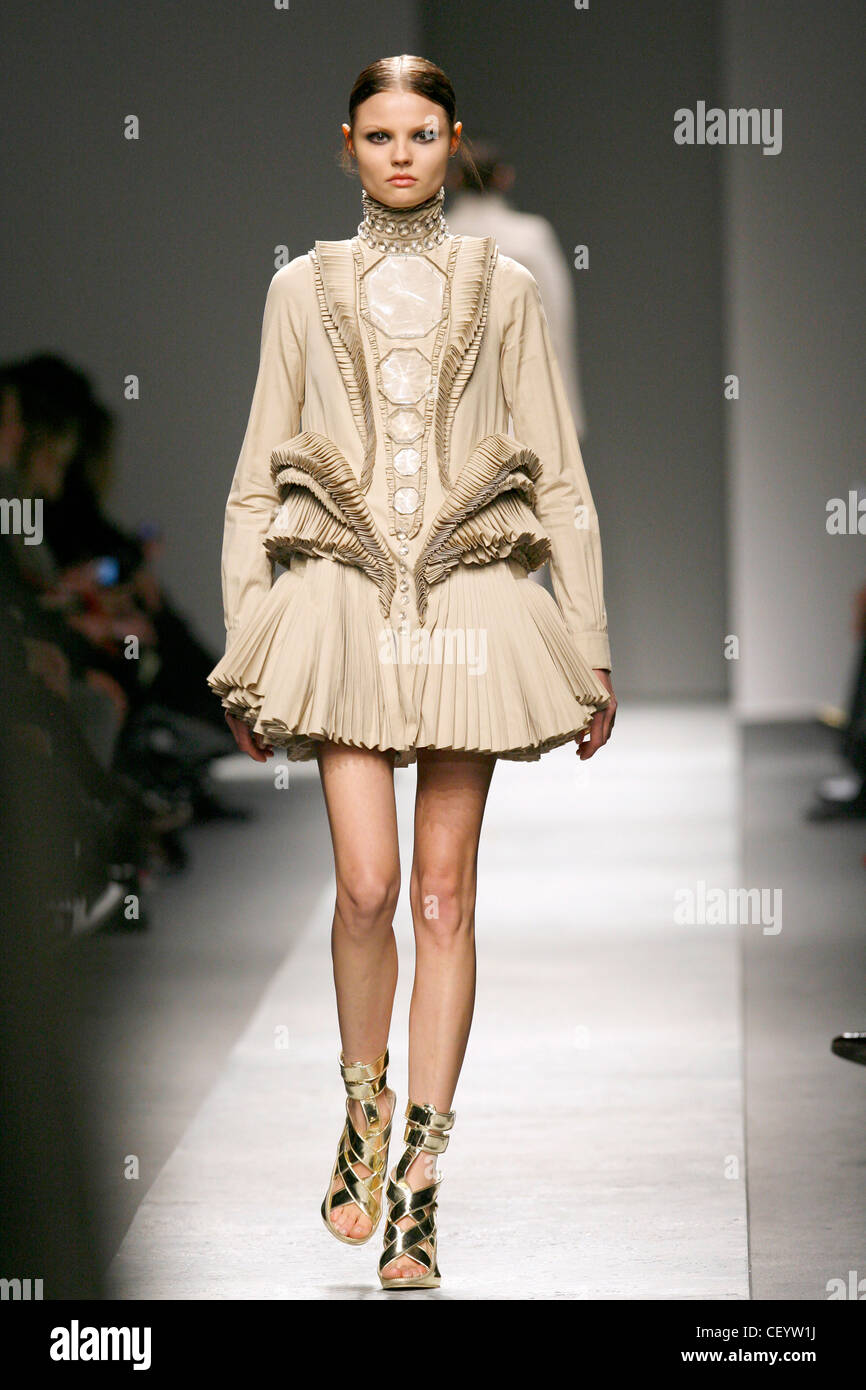 Givenchy Paris bereit, tragen Herbst Wintermodell trägt eine Beige Minikleid mit einem vollen Faltenrock und langen Ärmeln Stockfoto