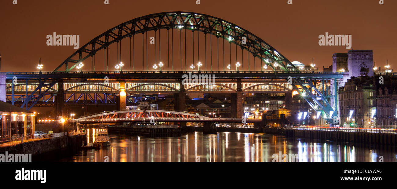 Tyne Bridge und weitere Brücken über den Fluss Tyne (Großbritannien) in der Nacht Stockfoto