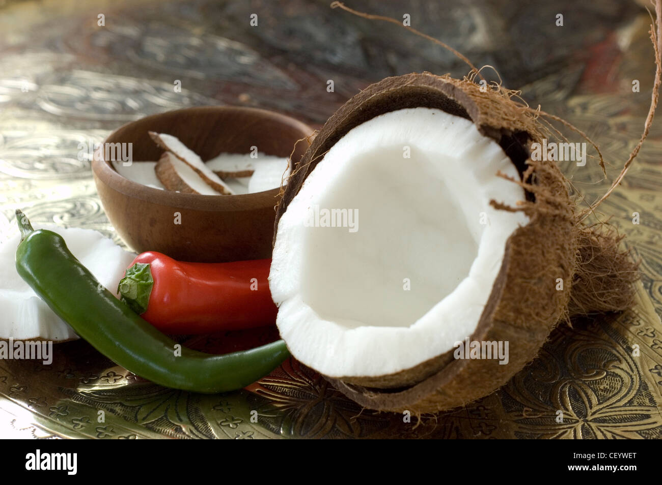 Chili und frischen Kokosnuss auf einem marokkanischen Stil geometrischen Messing Tablett Sophie Gordon Stockfoto
