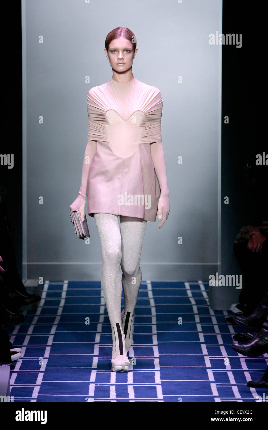 Balenciaga Paris bereit, tragen Frühling Sommer Modell tragen eine blasse  rosa Minikleid versammelt Bondge Ärmel, Silber Lurex Strumpfhose  Stockfotografie - Alamy