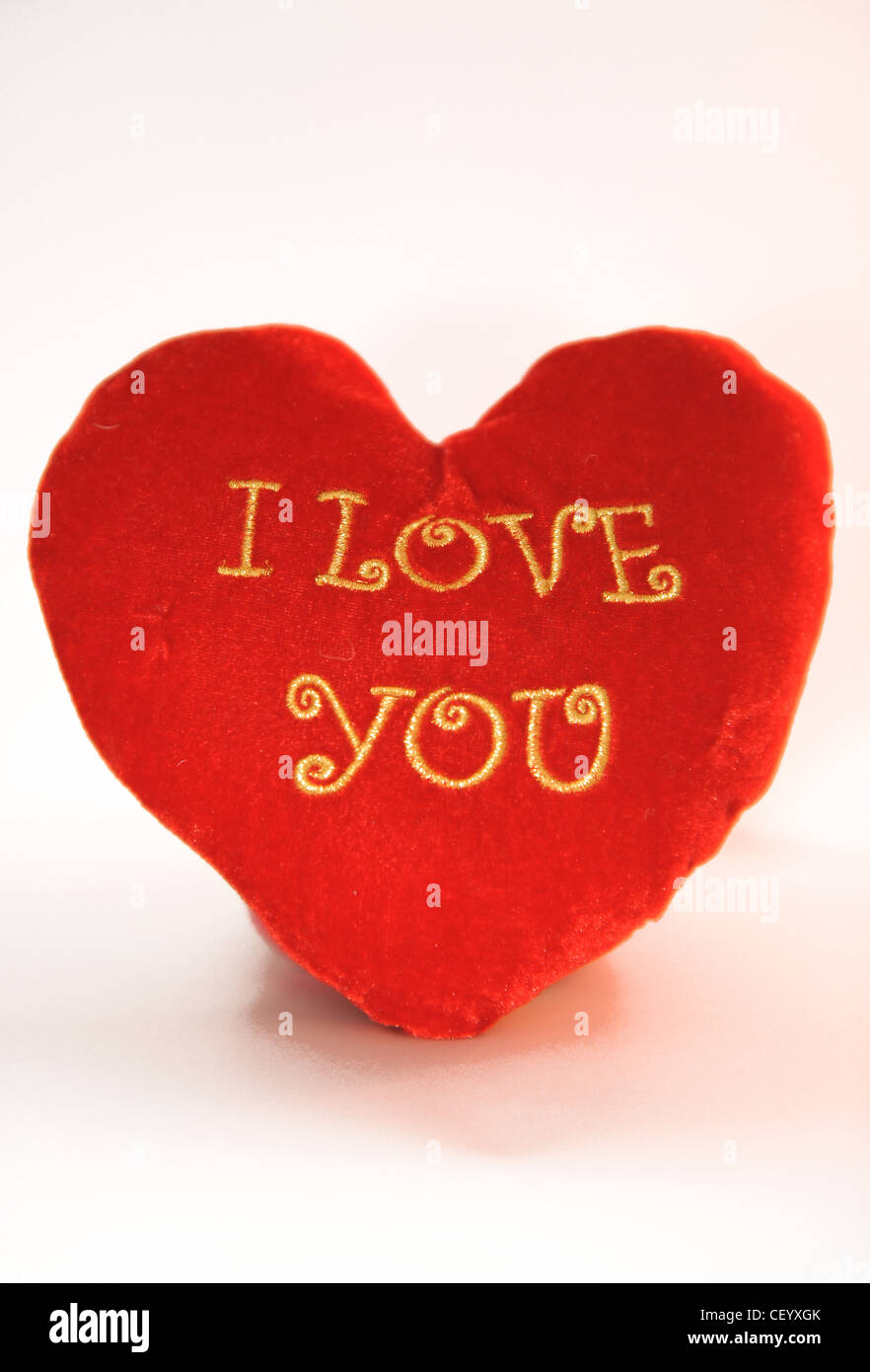 Stillleben-Bild von einem roten Herz geformt Kissen mit I Love You drauf geschrieben Stockfoto