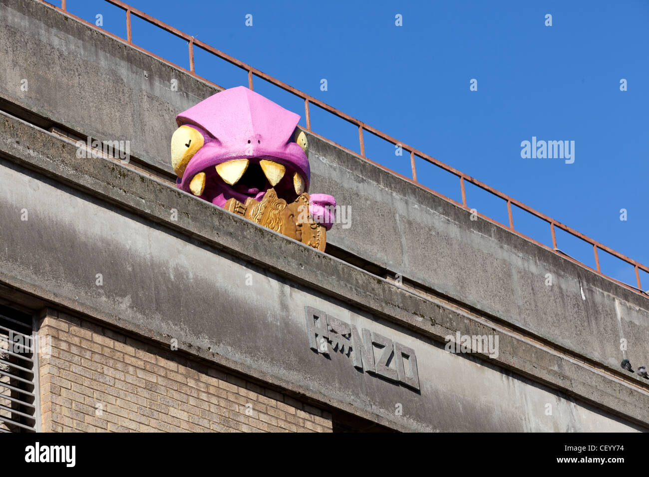 "Knackig der Credit Crunch Monster" Street Art von Ronzo, Grey Eagle Street, London, England. Stockfoto