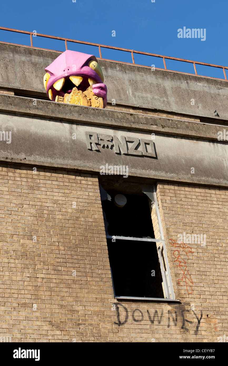 "Knackig der Credit Crunch Monster" Street Art von Ronzo, Grey Eagle Street, London, England. Stockfoto