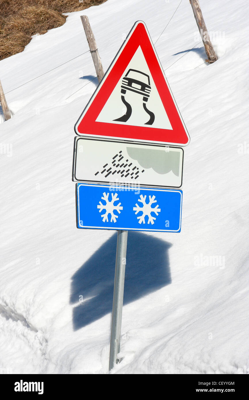 Eis Schnee und rutschigen Bedingungen in Italien warnen Winter Verkehrszeichen Stockfoto