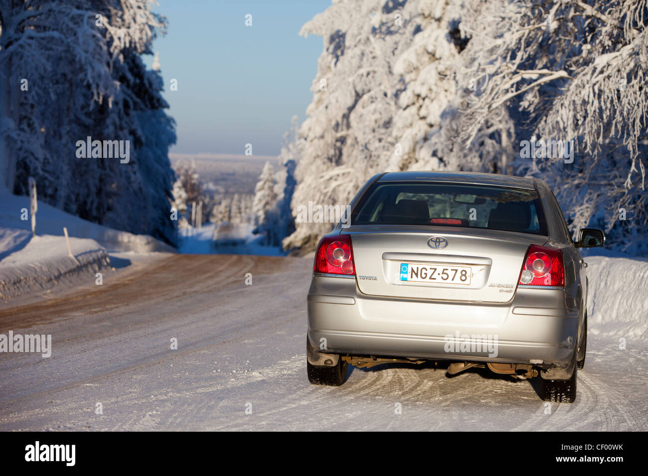 Toyota Avensis 2.2 D4D Diesel Limousine 2007 geparkt am Straßenrand, Finnland Stockfoto