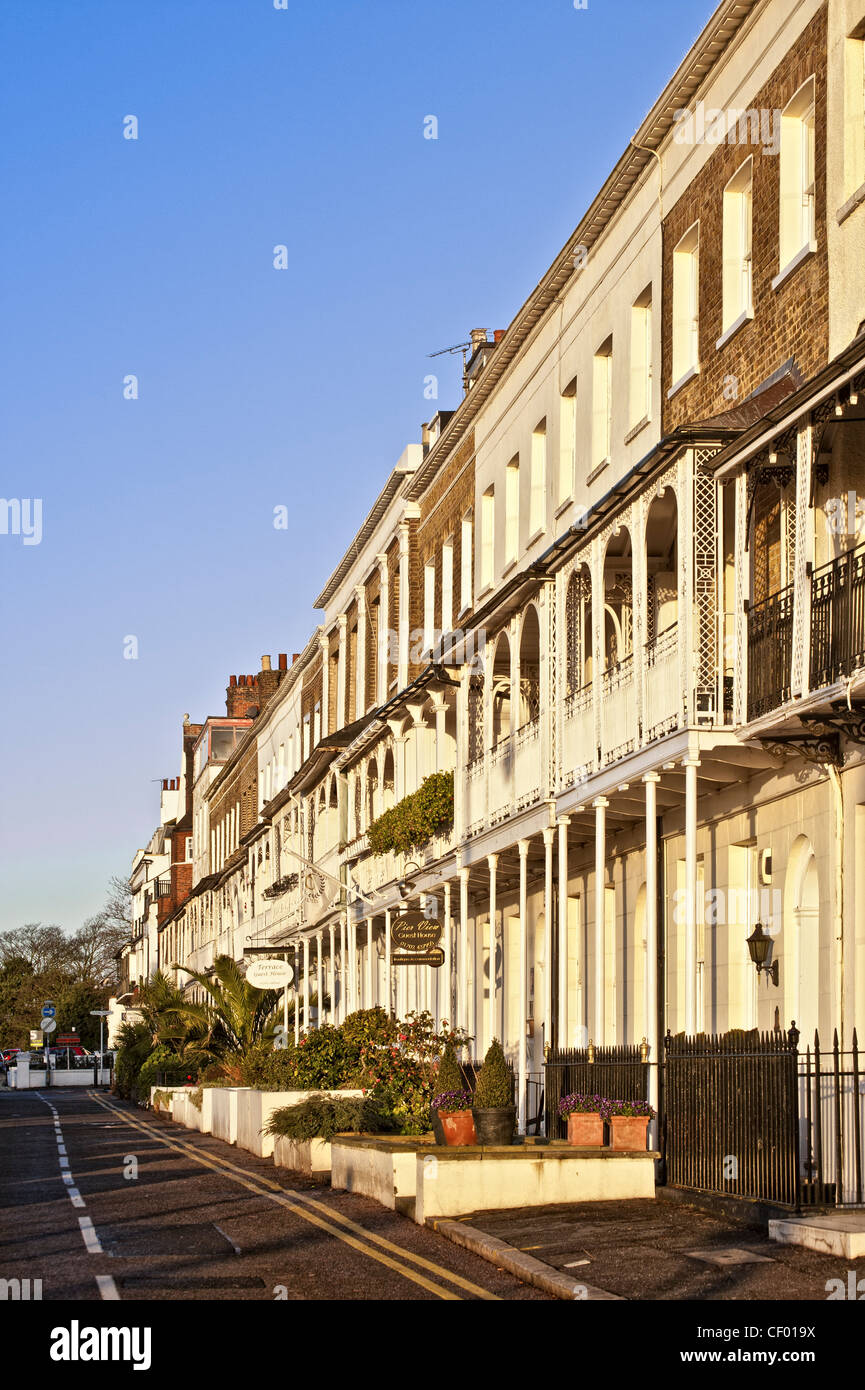 SOUTHEND-ON-SEA, ESSEX, Großbritannien - 19. FEBRUAR 2012: Georgianische Terrassenhäuser in Royal Terrace im Cliftown Conservation Area Stockfoto