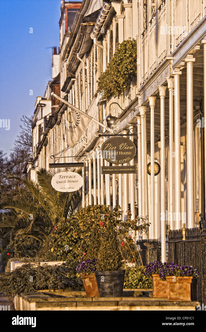 SOUTHEND-ON-SEA, ESSEX, Großbritannien - 19. FEBRUAR 2012: Georgianische Terrassenhäuser in Royal Terrace im Cliftown Conservation Area Stockfoto